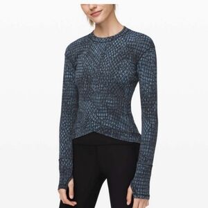 LULULEMON close to crossing print top